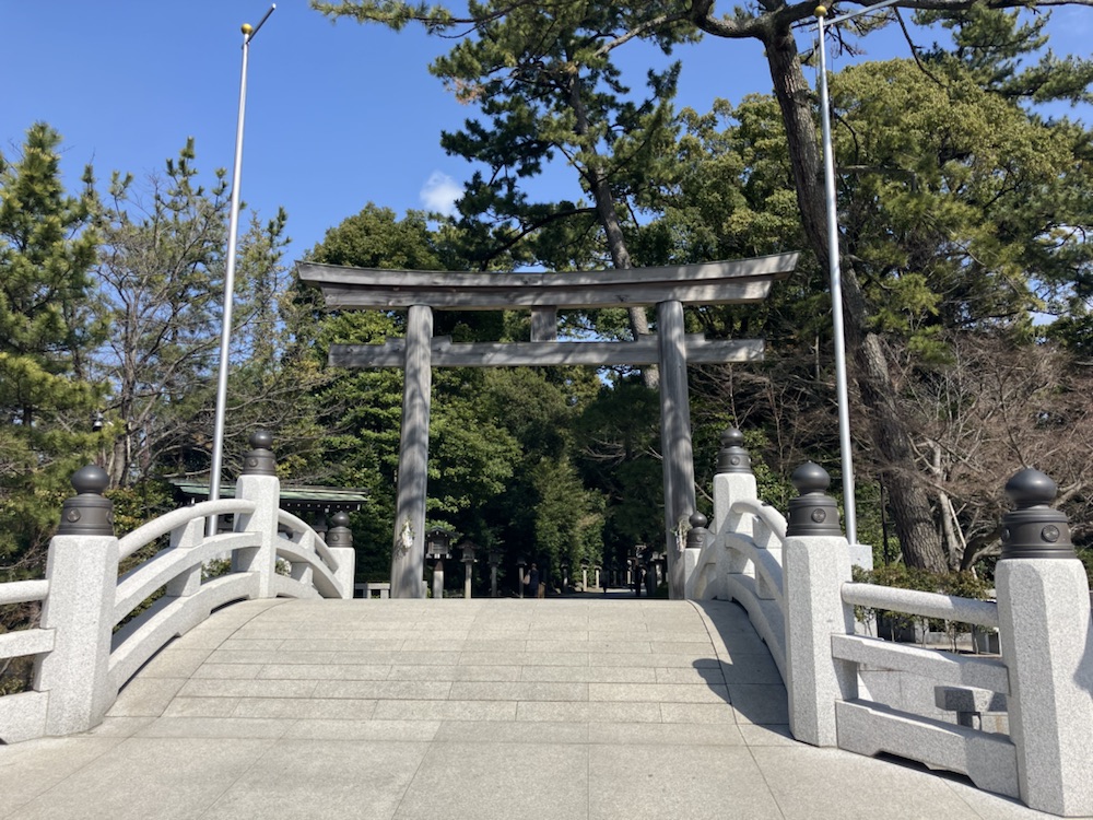 寒川神社神池橋と三の鳥居