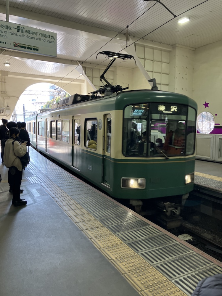 藤沢駅に到着する江ノ電