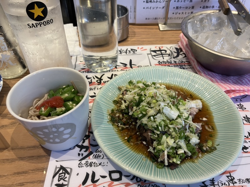 お通しの蕎麦とカツオのたたき